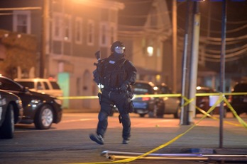 La Policía mantiene acordonada la localidad de Watertown. (Darren MCCOLLESTER/AFP)C