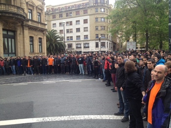 Gran cadena humana en el Boulevard tras los arrestos por parte de la Ertzaintza. (Ion TELLERIA)