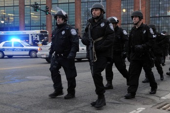 Un amplio dispositivo policial permanece desplegado en Watertown. (Darren MCCOLLESTER/AFP PHOTO)