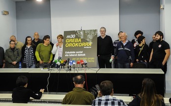 Representantes de las organizaciones convocantes, esta tarde en Bilbo. (Luis JAUREGIALTZO/ARGAZKI PRESS)