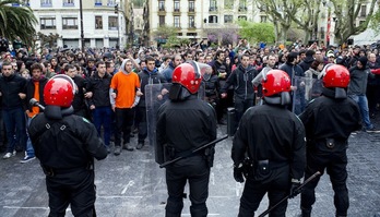 Una multitud de gente se ha reunido durante estos días en el Boulevard en solidaridad con los jóvenes condenados. (Juan Carlos RUIZ/ARGAZKI PRESS)