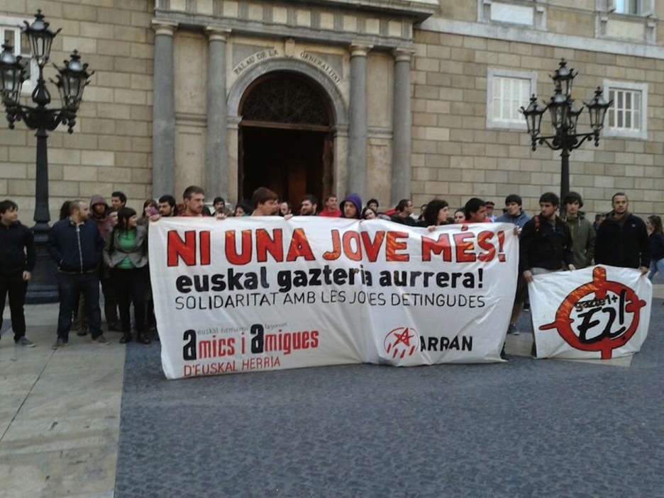 Desde Barcelona también han llegado las muestras de solidaridad con los detenidos. (@pecass)