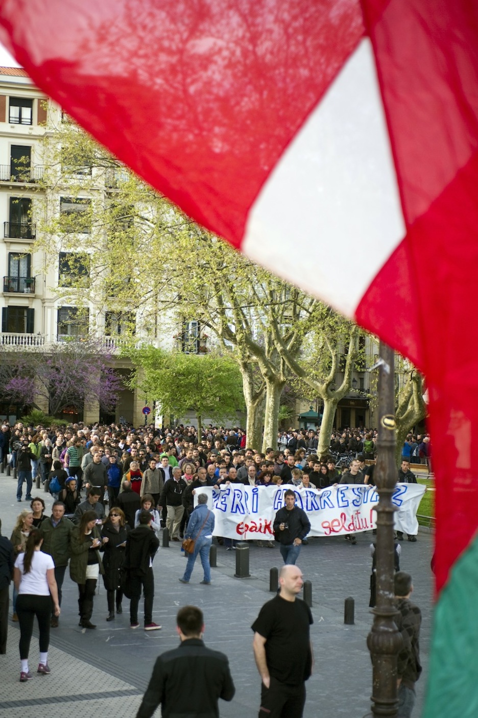 Una ikurriña bordea la imagen de la manifestación. (Jagoba MANTEROLA/ARGAZKI PRESS)