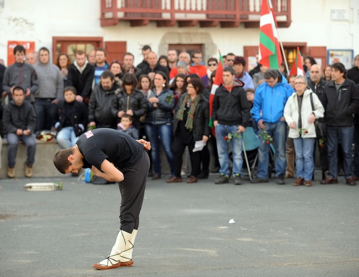Dantzariak, txalapartariak eta bertsolarian izan dira omenaldian. (Gaizka IROZ)