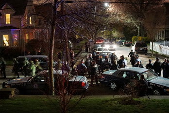 Miembros de la Policía de Boston tras el arresto del segundo sospechoso. (Stancer PLATT / AFP)