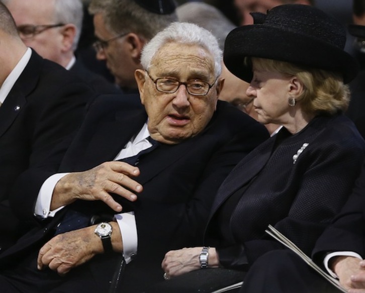 Henry Kissinger, con 90 años, en el reciente funeral de Margaret Tatcher. (Kirsty WIGGLESWORTH/AFP PHOTO)