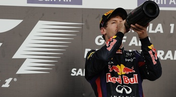 Vettel celebra la victoria en el podio. (AFP)