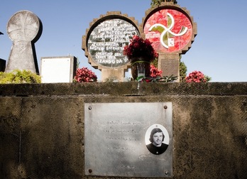 Tumba de Jon Paredes ‘Txiki’ en el cementerio de Zarautz. (Juan Carlos RUIZ/ARGAZKI PRESS) 