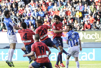 Ninguno de los dos equipos ha conseguido dominar el partido. (Jagoba MANTEROLA / ARGAZKI PRESS)
