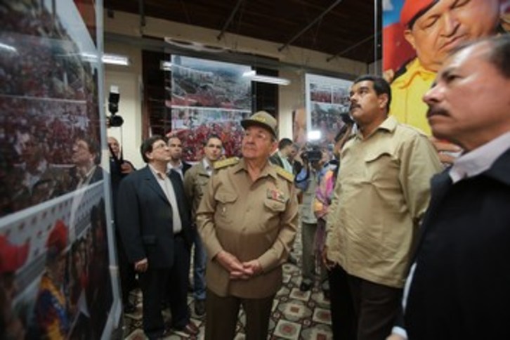 El nuevo presidente de Venezuela, Nicolás Maduro, junto a sus homólogos de Cuba y Nicaragua. (Francisco BATISTA/AFP)