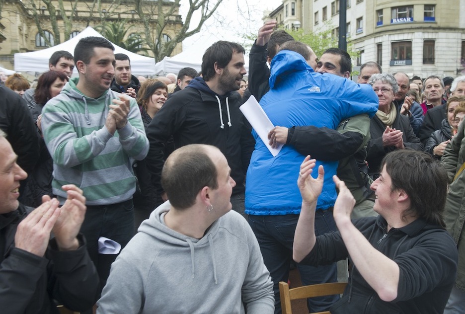 Ekaitz de Ibero (de espaldas con chaqueta azul) apareció en la rueda de prensa, después de varias semanas escondido debido a otra sentencia condenatoria. (Jon URBE / ARGAZKI PRESS)