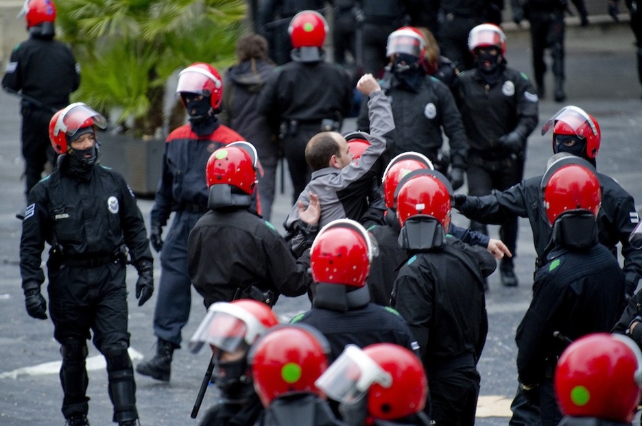 Momento en el que Aitor Olaizola es detenido por la Ertzaintza. (Juan Carlos RUIZ / ARGAZKI PRESS)