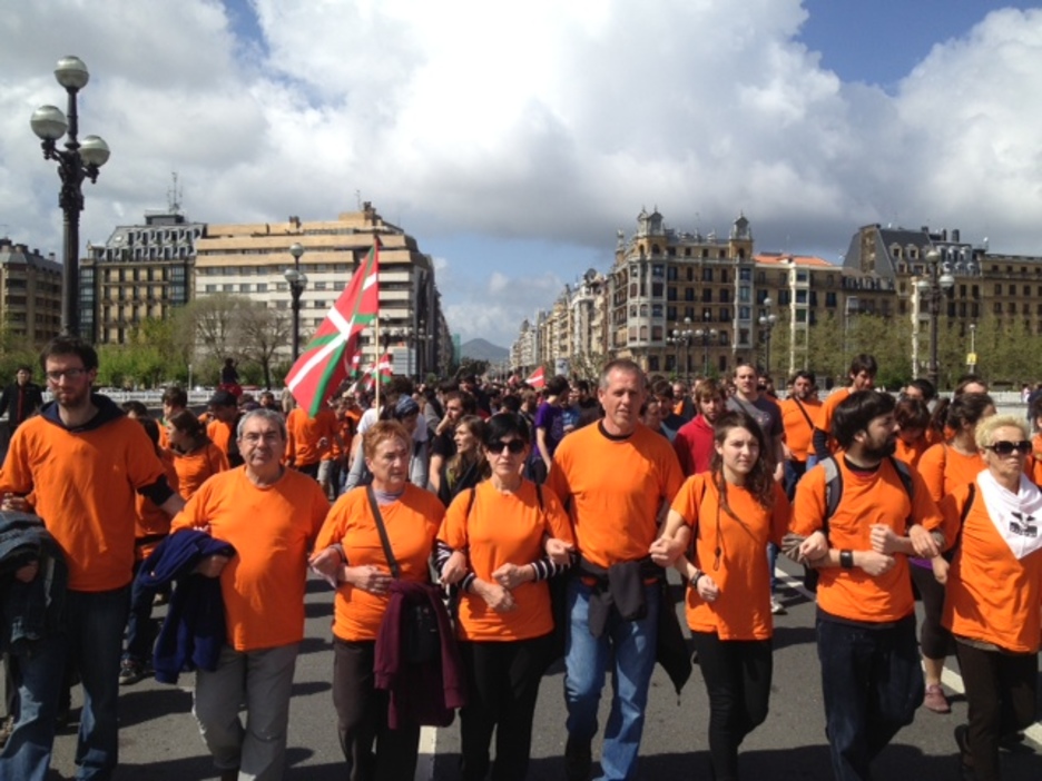 El muro popular volvió a conformarse en la marcha a Martutene, en este caso al rededor de jóvenes procesados. (@iontelleria)