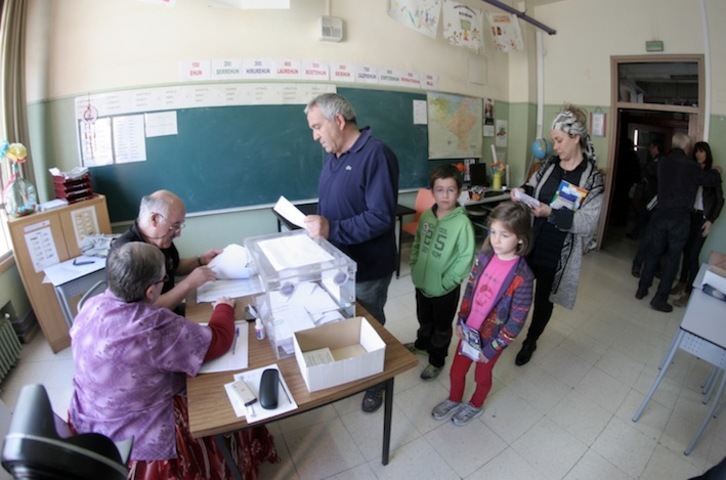 Un hombre se dispone a votar en Legazpi. (Gotzon ARANBURU)