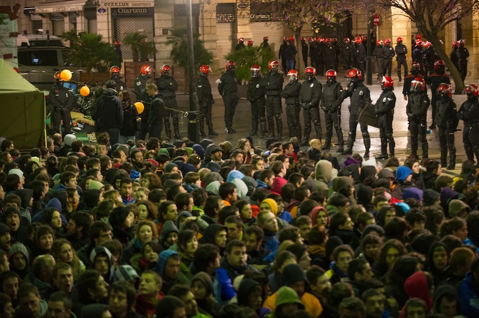 Un muro popular ante una pared de policías. (Andoni CANELLADA / ARGAZKI PRESS)