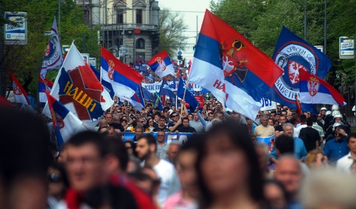 Protesta en Belgrado contra el acuerdo entre Serbia y Kosovo. (Alexa STANKOVIC/AFP) 