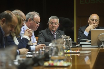 De izquierda a derecha, Varela, Buen y Ares, durante su comparecencia en el Parlamento el 12 de abril de 2012. (Juanan RUIZ/ARGAZKI PRESS)