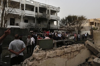 Imagen de la Embajada francesa tras el ataque. (Mahmud TURKIA/AFP)