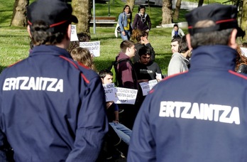 Escrache ante la comisaría de la Ertzaintza en Deustua. (Luis JAUREGIALTZO/ARGAZKI PRESS)
