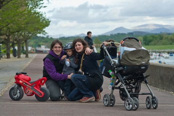 Nahikari Otaegi y su familia. (Jon URBE/ARGAZKI PRESS)