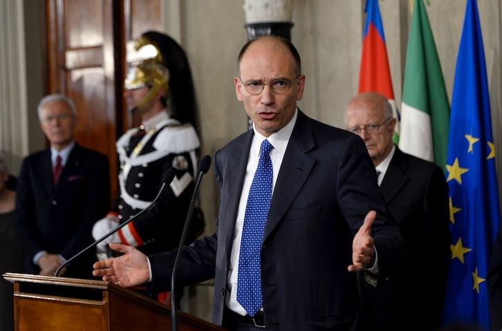 Letta responde a los periodistas tras reunirse con Napolitano. (Andreas SOLARO/AFP)