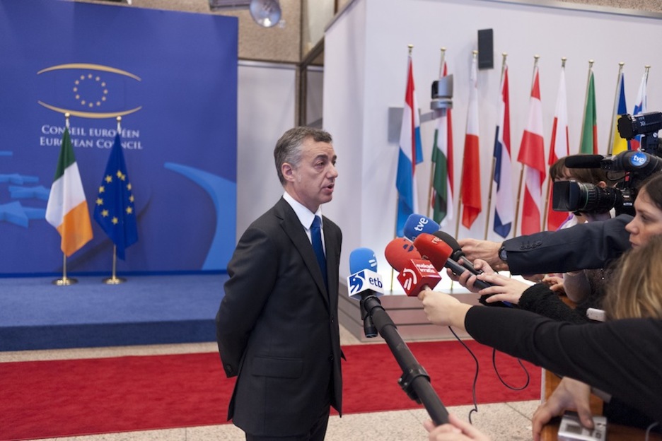 Iñigo Urkullu comparece ante los medios en Bruselas para anunciar la convocatoria del Consejo extraordinario. (IREKIA) Iñigo Urkullu comparece ante los medios en Bruselas para anunciar la convocatoria del Consejo extraordinario. (IREKIA)