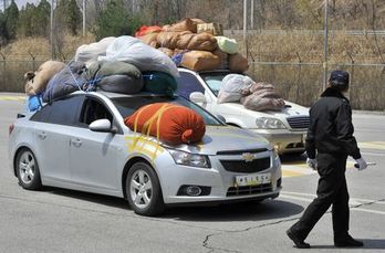 Imagen tomada el 17 de abril donde se muestra las dificultades de los trabajadores para circular en Kaesong. (Jung YEON-JE/AFP)