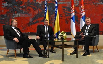 El presidente serbio, sentado a la derecha, junto a los miembros de la presidencia colegiada de Bosnia Bakir Izetbegovic y Nebojsa Radmanovic. (Andrej ISAKOVIC/AFP)  