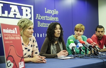 Varios miembros de LAB, Sonia Gonzalez y Ainhoa Etxaide entre ellos, dan a conocer las movilizaciones para el Primero de Mayo. (Jagoba MANTEROLA/ARGAZKI PRESS)