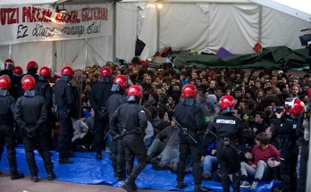 La Ertzaintza, ante el «muro popular» construido el pasado viernes en Aske Gunea. (Juan Carlos RUIZ/ARGAZKI PRESS)