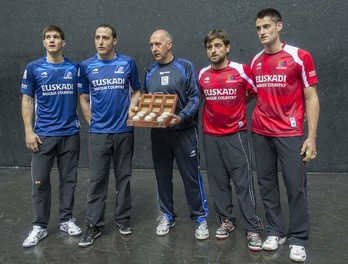 Material hautaketa egin dute finalistek Bizkaia pilotalekuan. (Monika DEL VALLE/ARGAZKI PRESS)