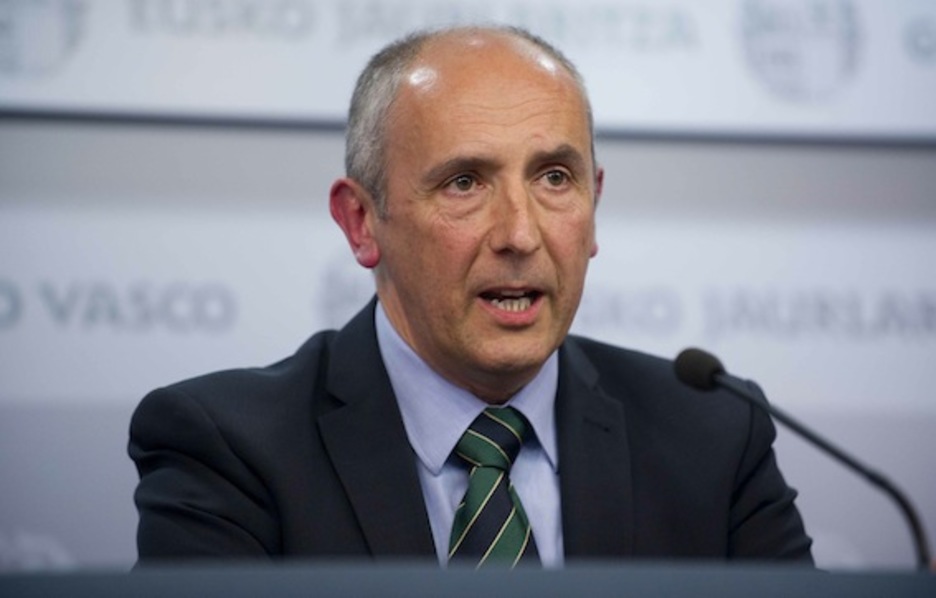 El portavoz del Ejecutivo, Josu Erkoreka, tras el Consejo de Gobierno. (Raul BOGAJO/ARGAZKI PRESS) El portavoz del Ejecutivo, Josu Erkoreka, tras el Consejo de Gobierno. (Raul BOGAJO/ARGAZKI PRESS)