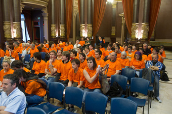 El color naranja ha predominado en el pleno de este jueves. (Jon URBE/ARGAZKI PRESS)