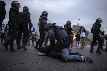 Un policía detiene a uno de los manifestantes en las calles de Madrid. (Javier SORIANO/AFP PHOTO)