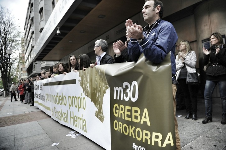 Imagen de la concentración celebrada frente a la sede del Gobierno de Lakua en Bilbo. (ARGAZKI PRESS)