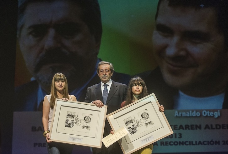 Las hijas de Otegi y Eguiguren, junto al alcalde de Gernika, José María Gorroño. (Luis JAUREGIALTZO/ARGAZKI PRESS)