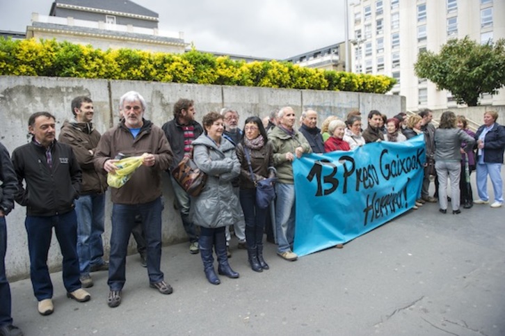 Gasteizko Santiago ospitalaren atarian egindako elkarretaratzea. (Juanan RUIZ/ARGAZKI PRESS)