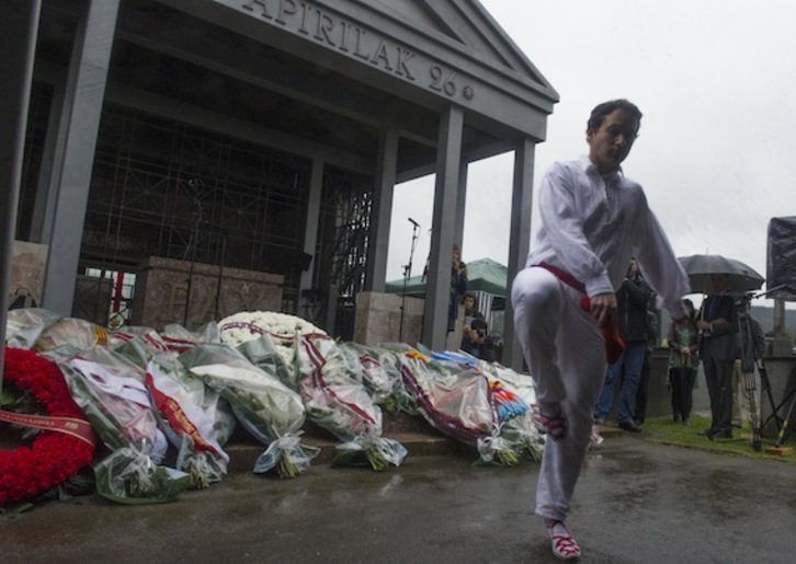 Aurresku de honor en memoria de las víctimas del bombardeo de Gernika. (Monika DEL VALLE/ARGAZKI PRESS)