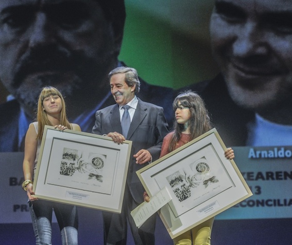 Arnaldo Otegi eta Jesus Egigurenen alabak, Garazi eta Maria, Gernikako alkatearekin. (Luis JAUREGIALTZO/ARGAZKI PRESS)