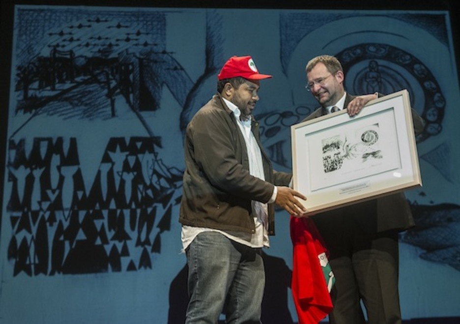 Lurrik gabekoen MST talde brasildarrari saria eman dioten unea. (Luis JAUREGIALTZO/ARGAZKI PRESS)