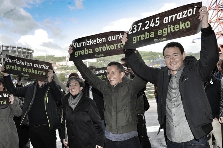 Representantes del coalición en el acto celebrado en el puente de Euskalduna. (ARGAZKI PRESS)