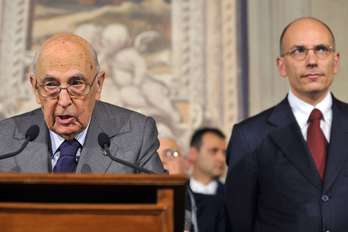 Enrico Letta, a la derecha, junto al presidente italiano, Giorgio Napolitano. (Tiziana FABI/AFP)