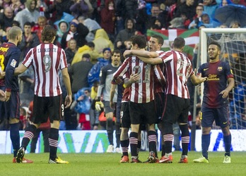 Athleticeko jokalariak, Ander Herreraren gola ospatzen. (Monika DEL VALLE/ARGAZKI PRESS)