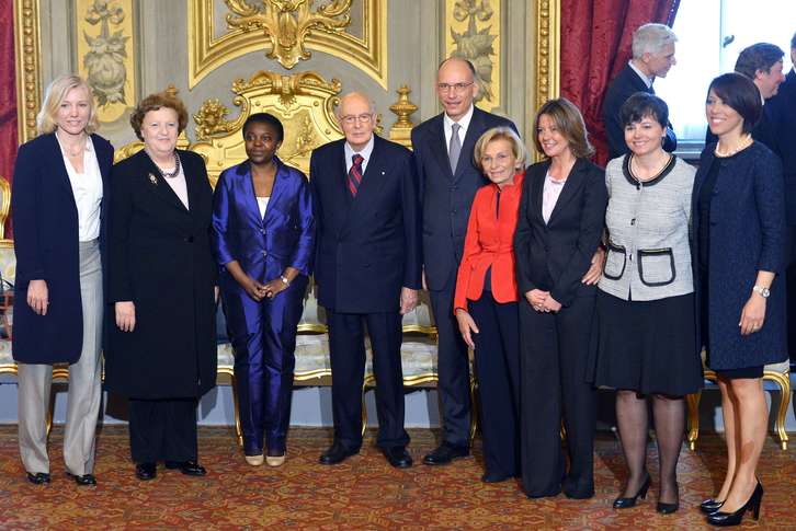 Letta y Napolitano junto a las nuevas ministras del Ejecutivo italiano. (AFP) 