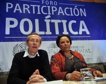 Piedad Córdoba y Antonio Barreras, durante el foro. (Guillermo LEGARIAS/AFP PHOTO)