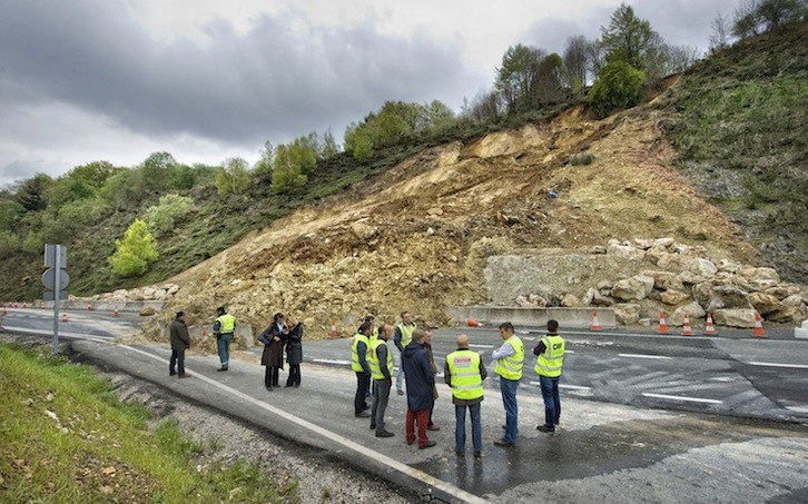 El desprendimiento ocupa toda la carretera. (GOBIERNO DE NAFARROA)