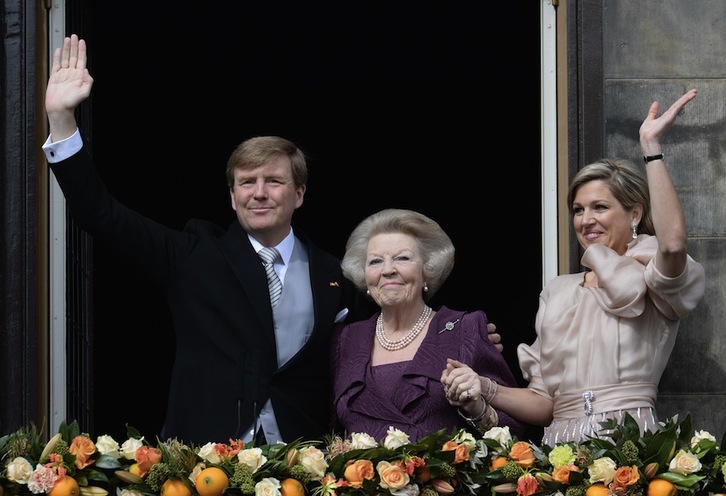 Beatriz de Holanda, acompañada de los nuevos reyes de los Paises Bajos. (Patrick STOLLARZ/AFP)