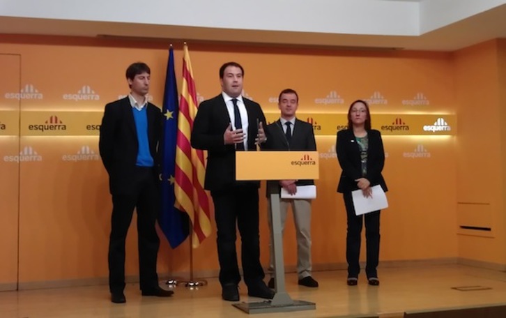 La comparacencia de esta mañana. De izquierda a derecha, Jordi Solé (ERC), Jon Iñarritu (Amaiur), Alfred Bosch (ERC) y Rosana Pérez (BNG). (NAIZ.INFO)