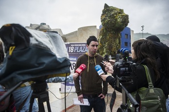 Guggenheim museoaren atarian egin ditu adierazpenak Beñat Zarrabeitiak. (Luis JAUREGIALTZO/ARGAZKI PRESS)