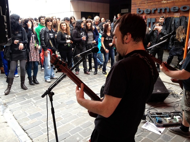 Varios grupos de rock han participado en la fiesta para recaudar fondos para los afectados por el incendio. (Juanan RUIZ/ARGAZKI PRESS)